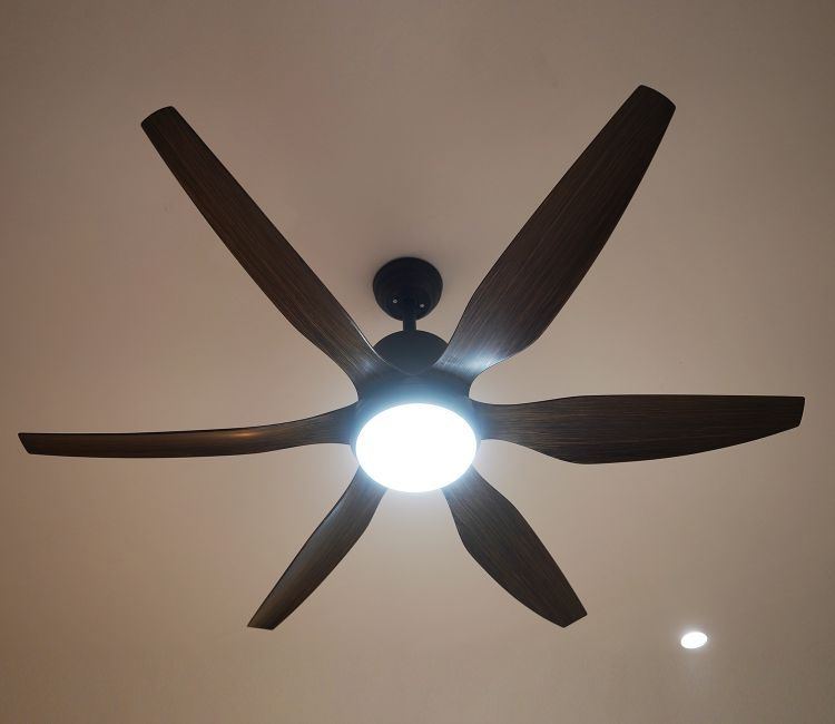 6 blade Wooden fan + light. Remote control 