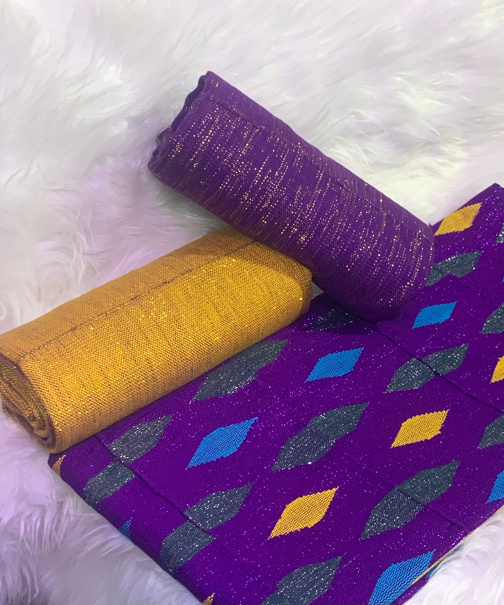 6 yards (4 yards ombre' plain with 2 yards design pattern) 