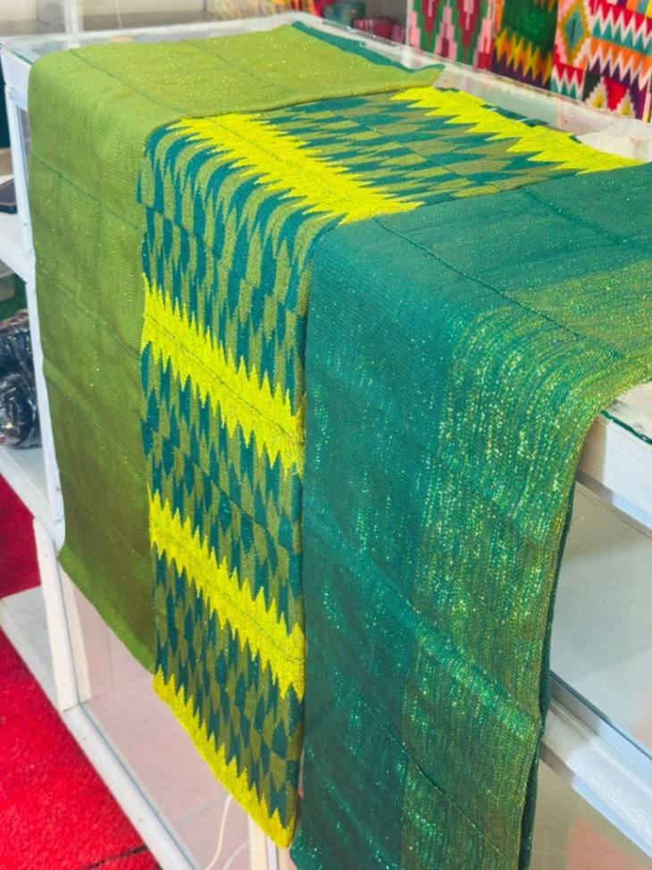 6 yards (2 yards design with 4 yards ombre' plain) 